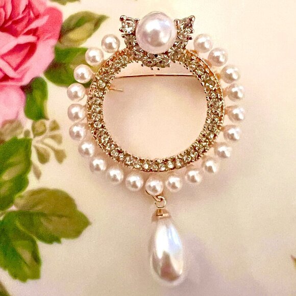 Jewelry - 🧷Vintage Circle Brooch / Pin with Crystals and Pearls on Gold-Tone Metal